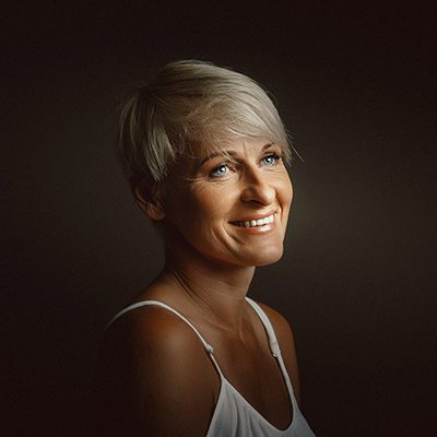 Profesionāla portreta fotosesija studijā. Portreta foto sievietei, mūsdienīgs portrets.